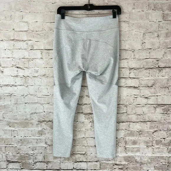 Outdoor Voices Women's Medium 3/4 Warmup Leggings Gray Stretch Yoga Active M - Picture 9 of 9